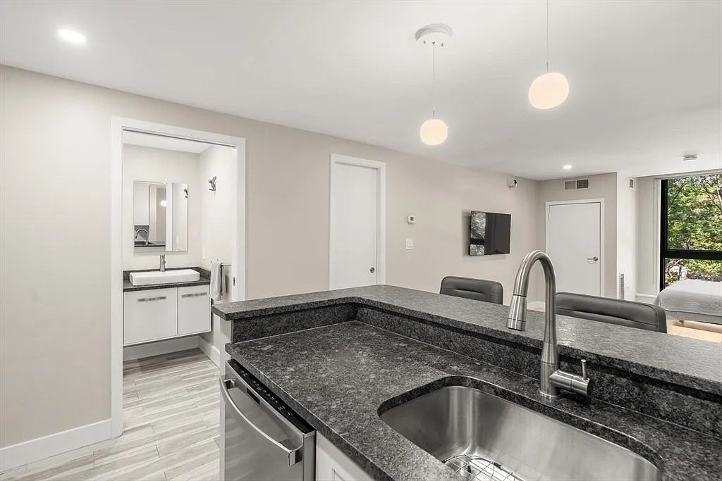 42 8th St #3306 - Photo 3 of 14