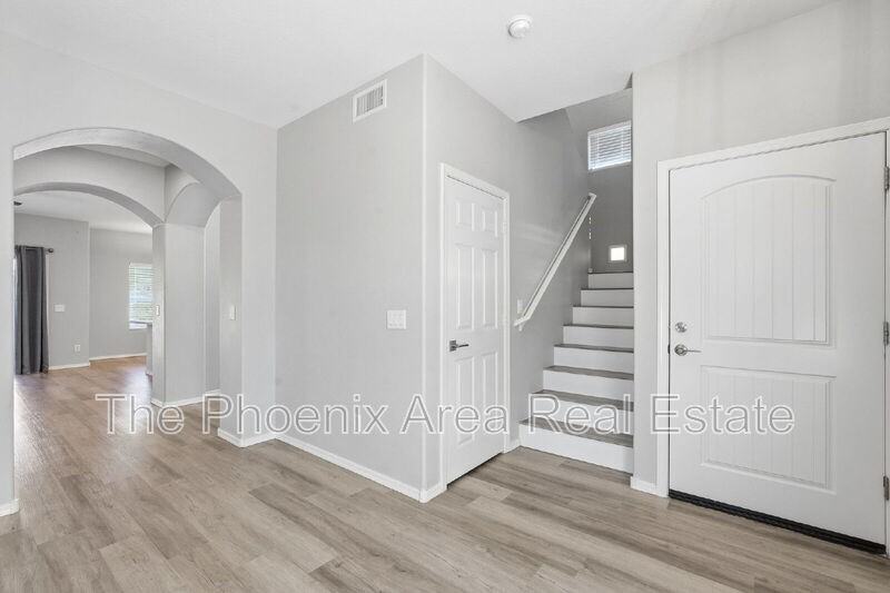 534 E Bartlett Way - Photo 3 of 39