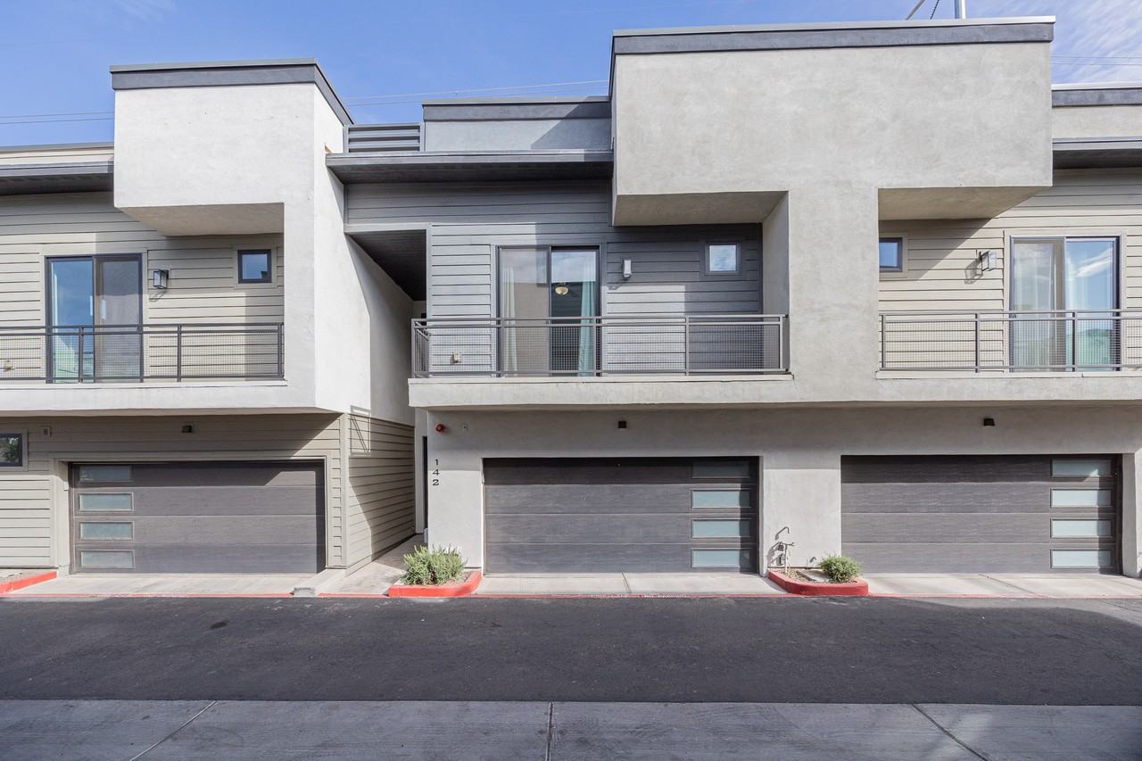 142 E Hearne Way - Photo 2 of 34