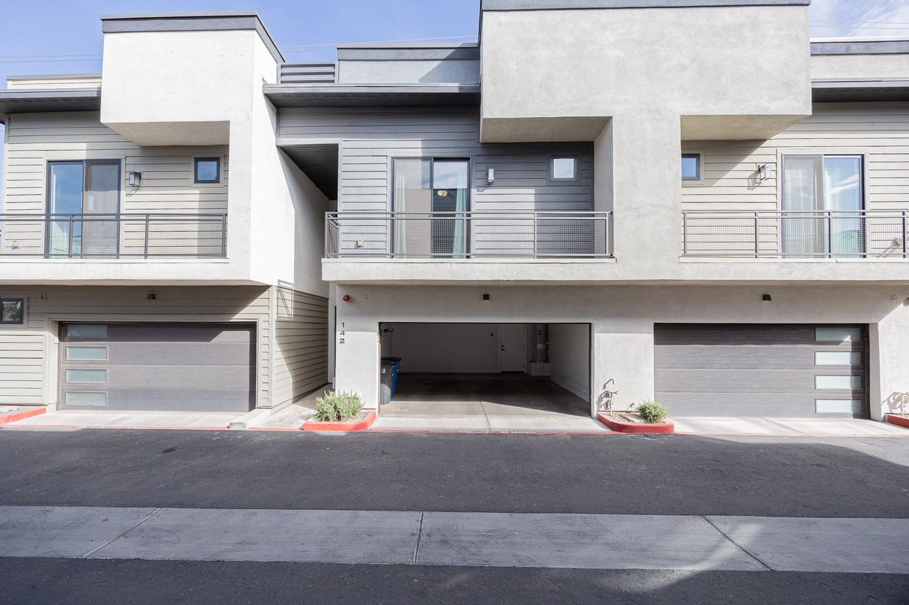 142 E Hearne Way - Photo 3 of 34