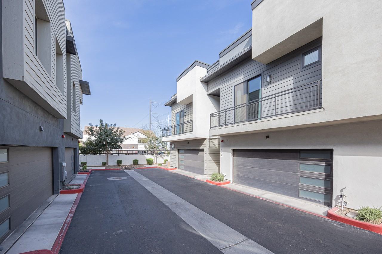 142 E Hearne Way - Photo 4 of 34