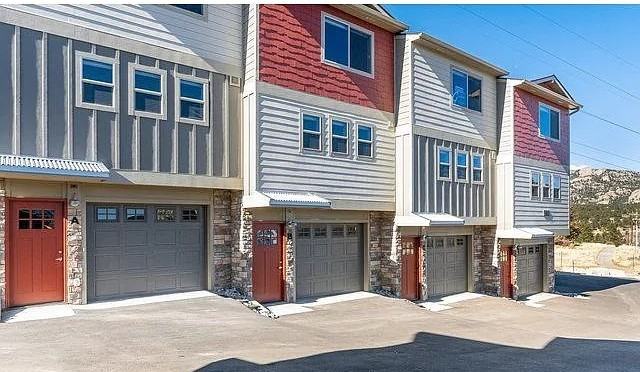 262 Stanley Ave - Photo 2 of 29