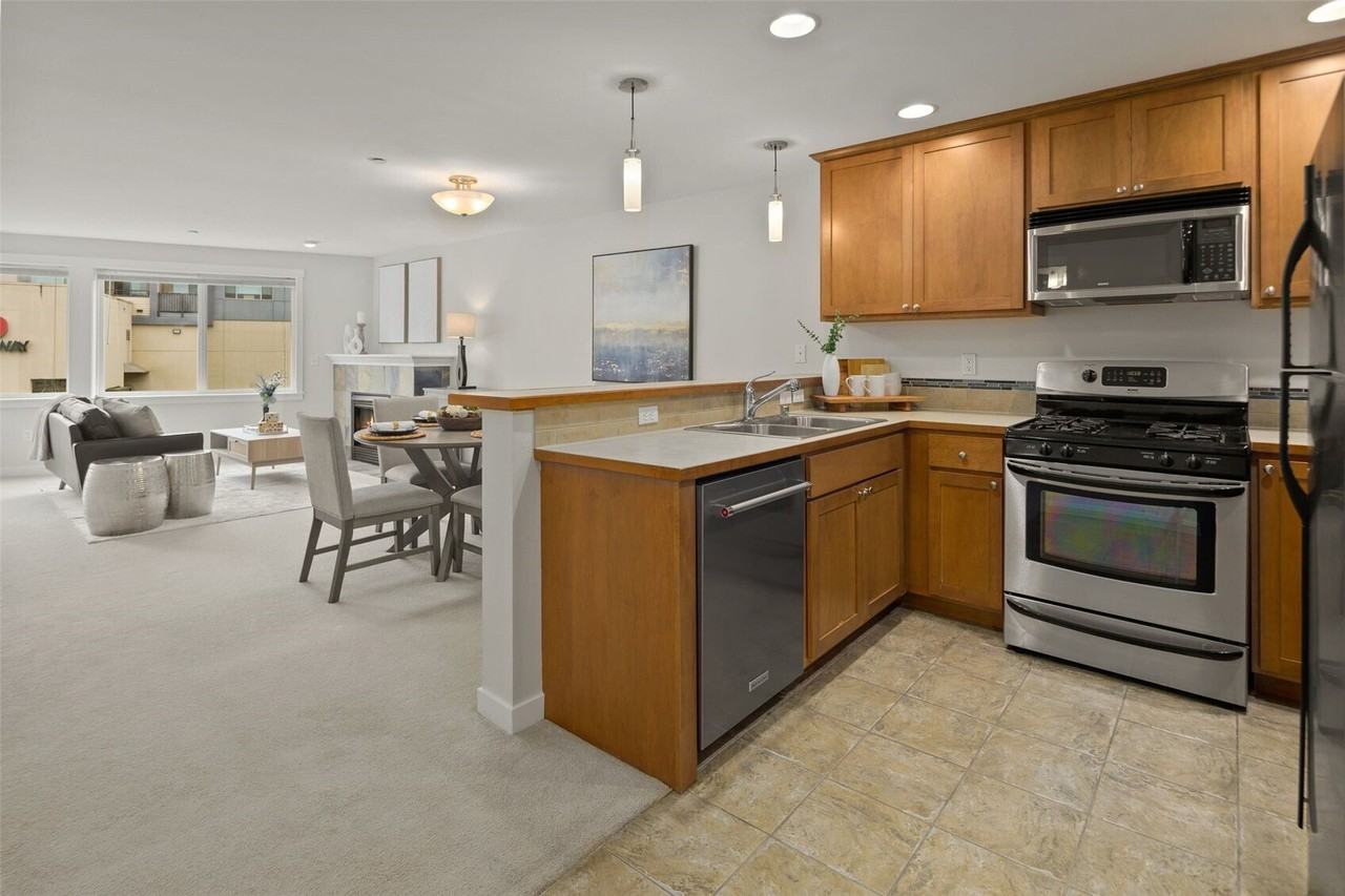 4752 41St Ave Sw - Photo 4 of 12