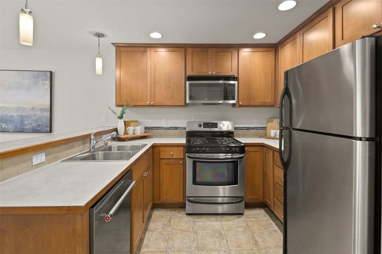 4752 41St Ave Sw - Photo 5 of 12