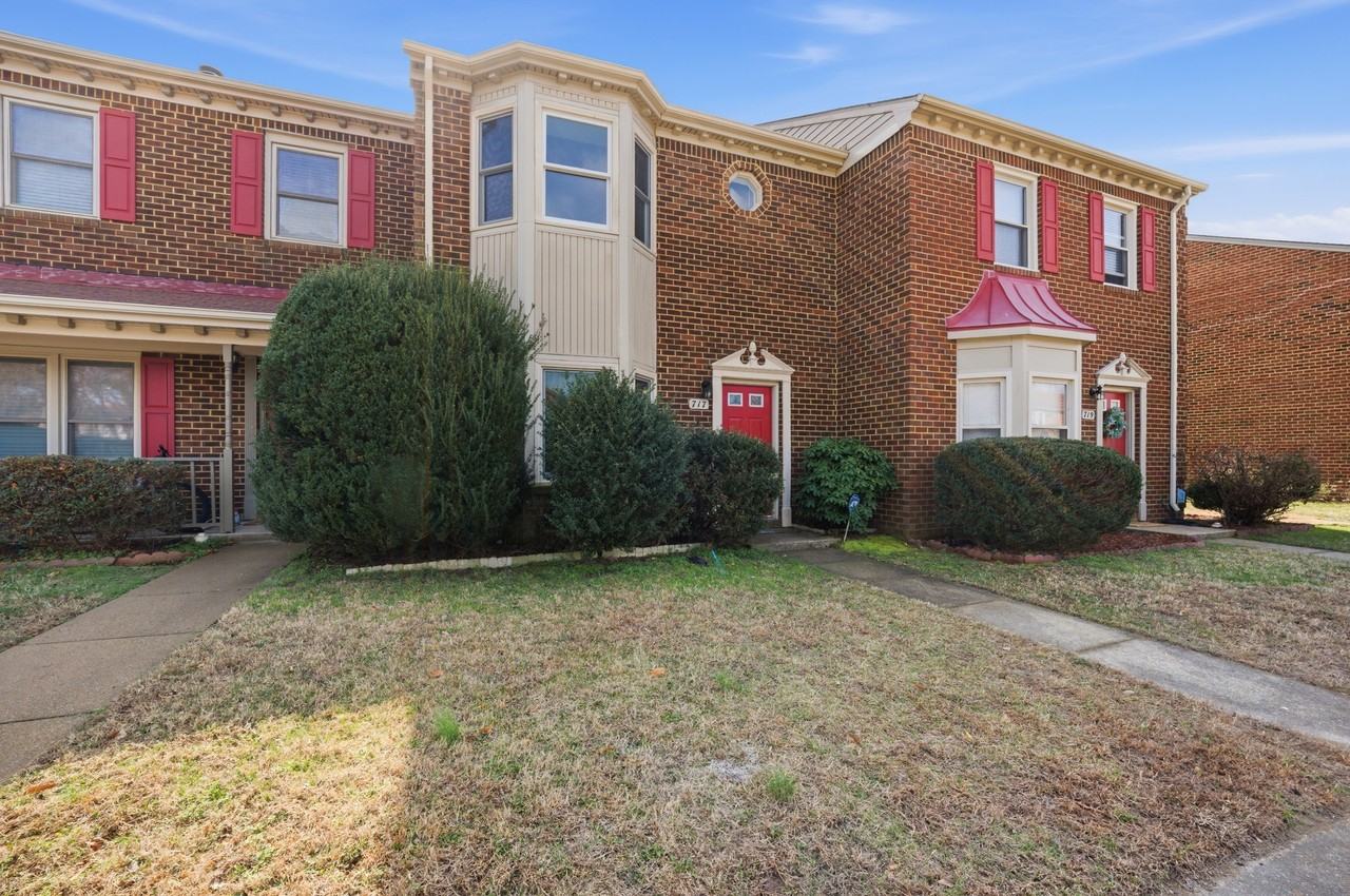 717 Creekside Cres - Photo 2 of 18