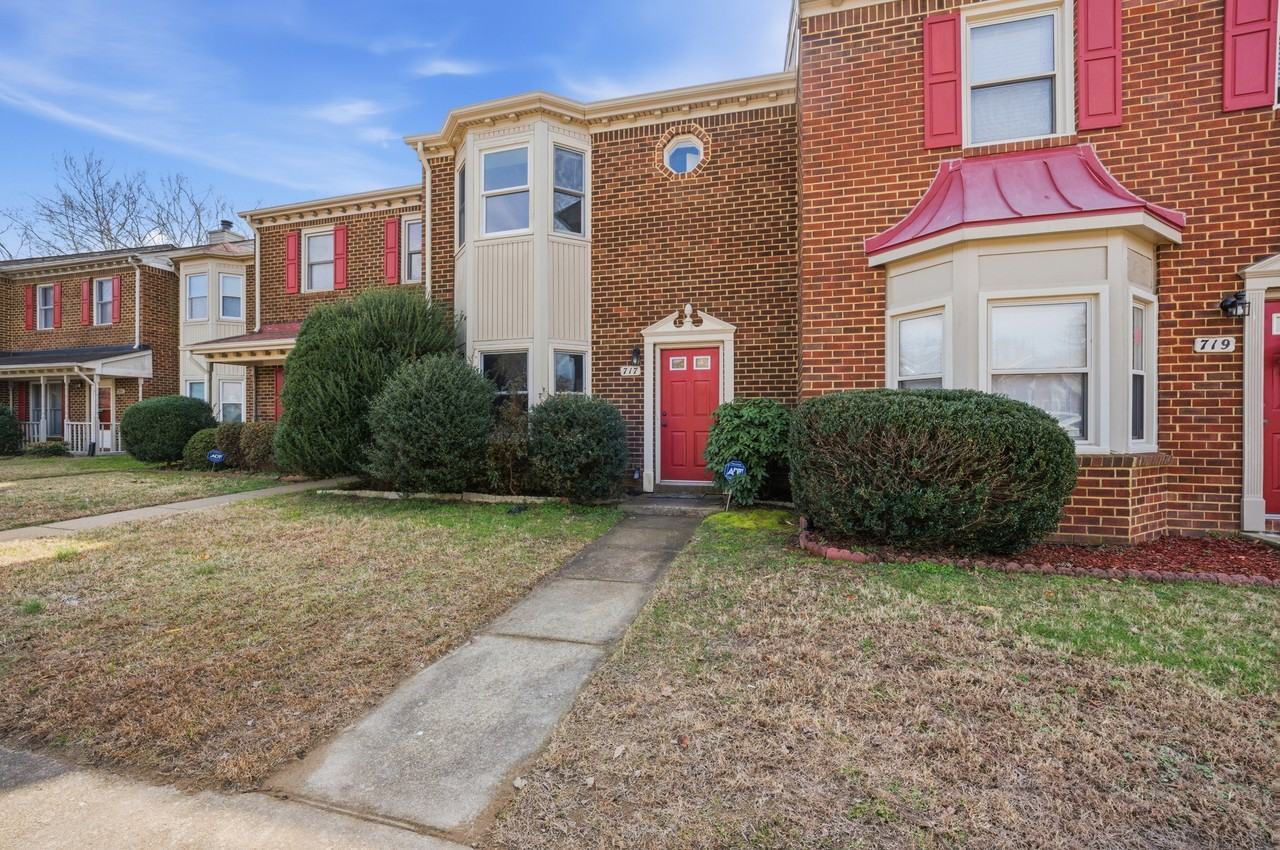 717 Creekside Cres - Photo 3 of 18