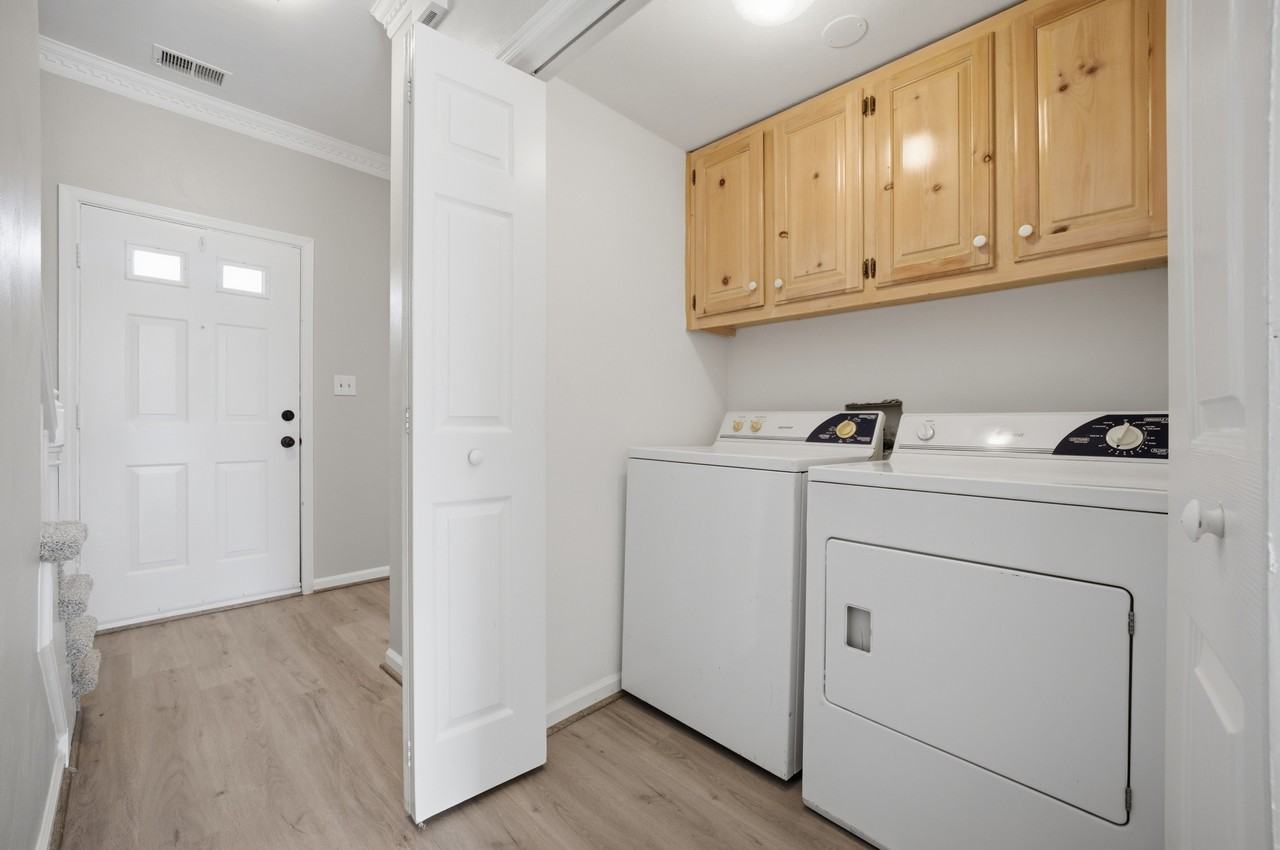 717 Creekside Cres - Photo 4 of 18