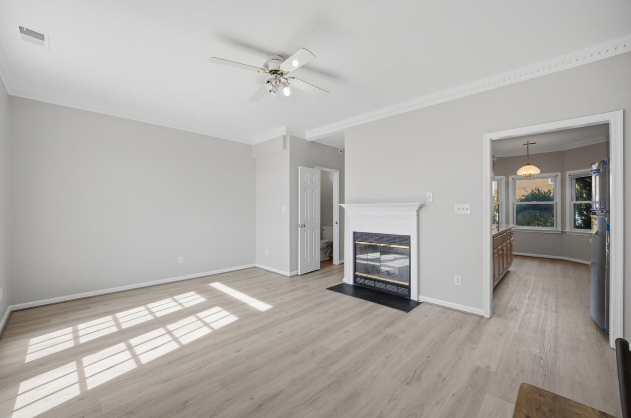 717 Creekside Cres - Photo 5 of 18