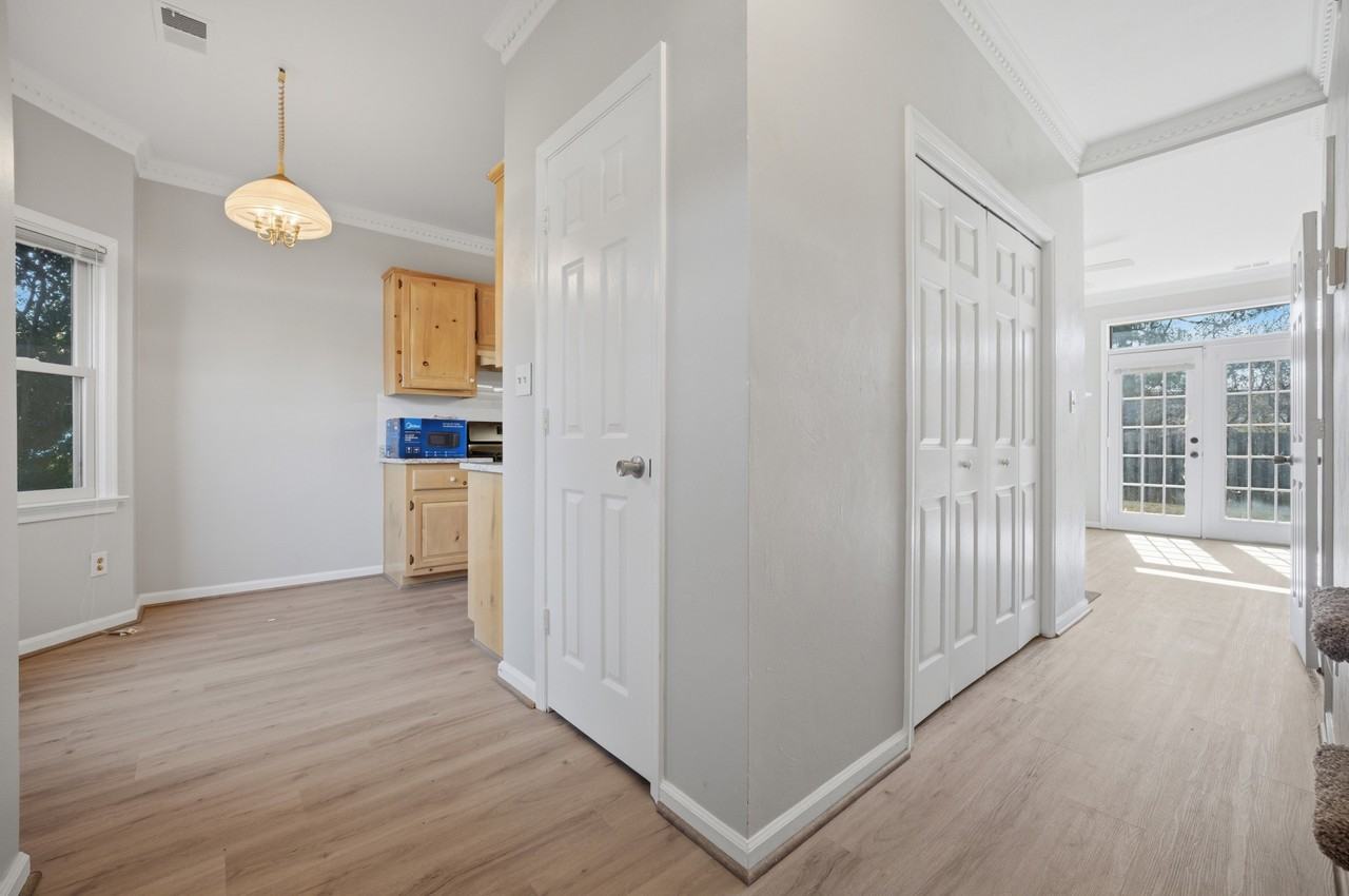 717 Creekside Cres - Photo 7 of 18