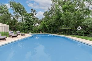 featured image of 3701 Robinhood Dr