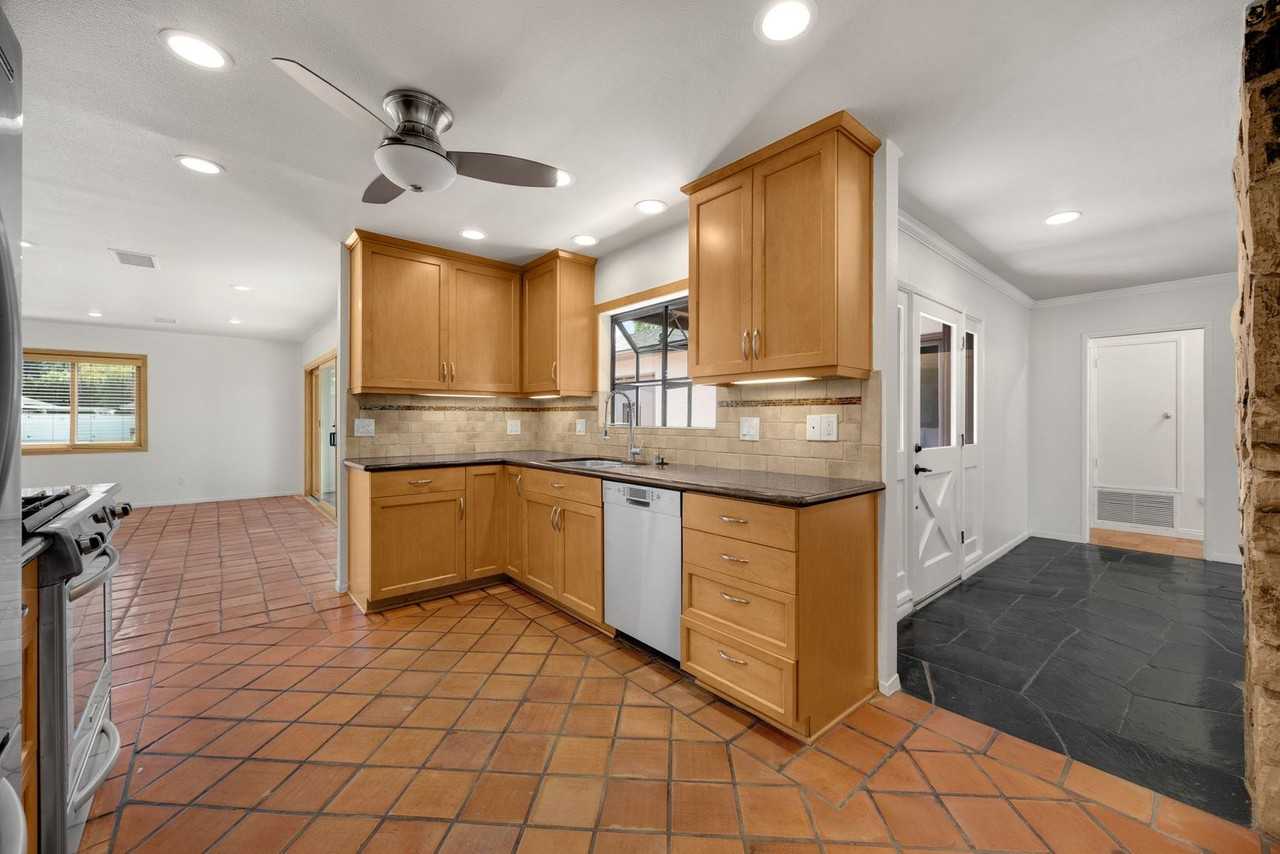 1743 Evergreen Ave - Photo 3 of 29