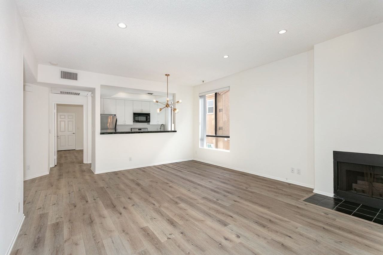 906 S Wooster St - Photo 2 of 16