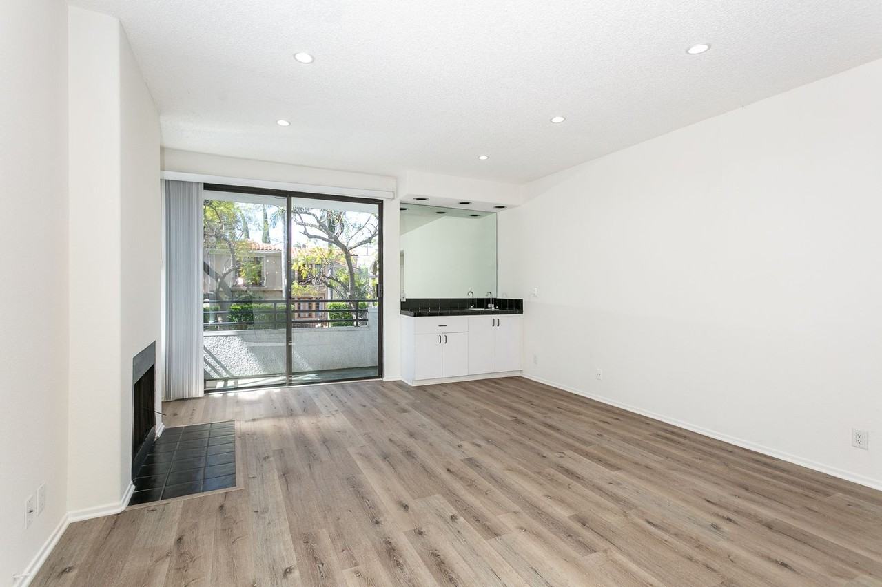 906 S Wooster St - Photo 3 of 16