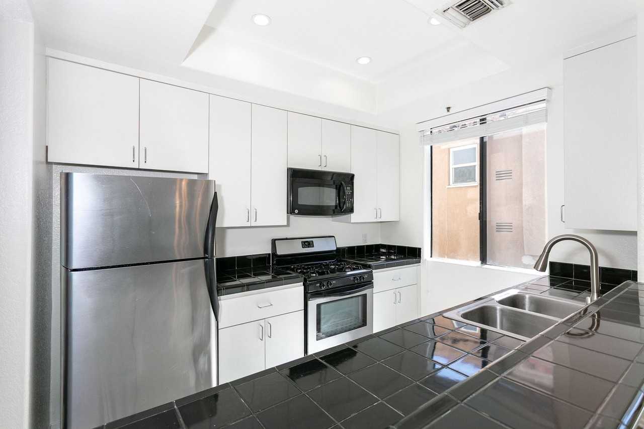 906 S Wooster St - Photo 4 of 16