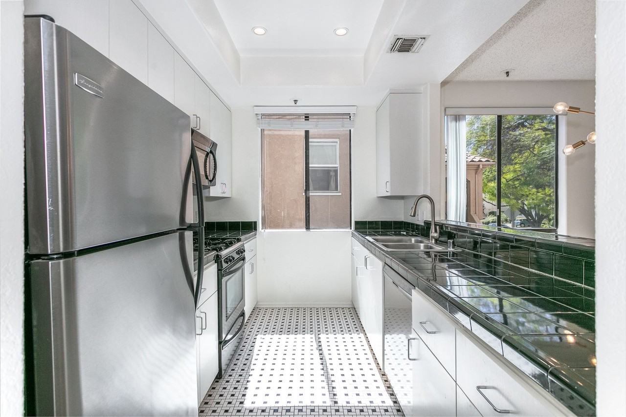 906 S Wooster St - Photo 5 of 16