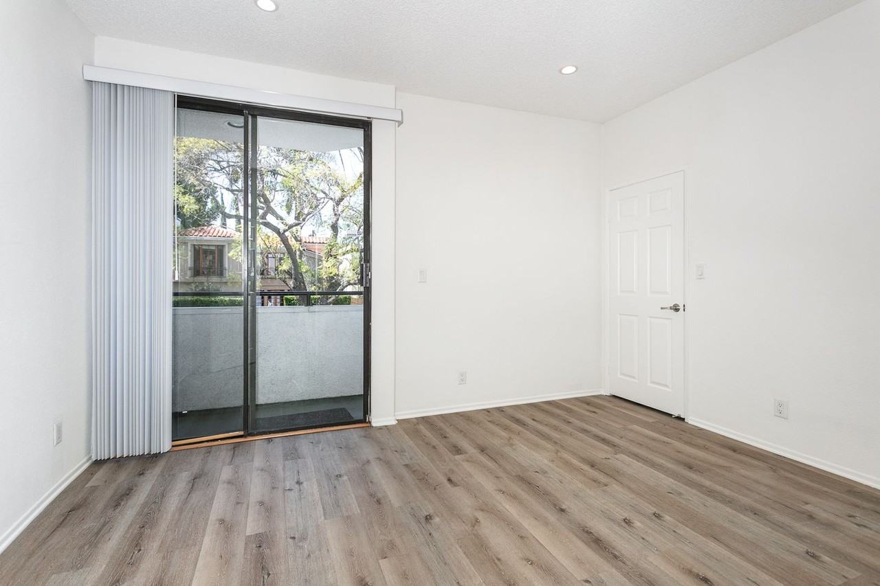 906 S Wooster St - Photo 7 of 16