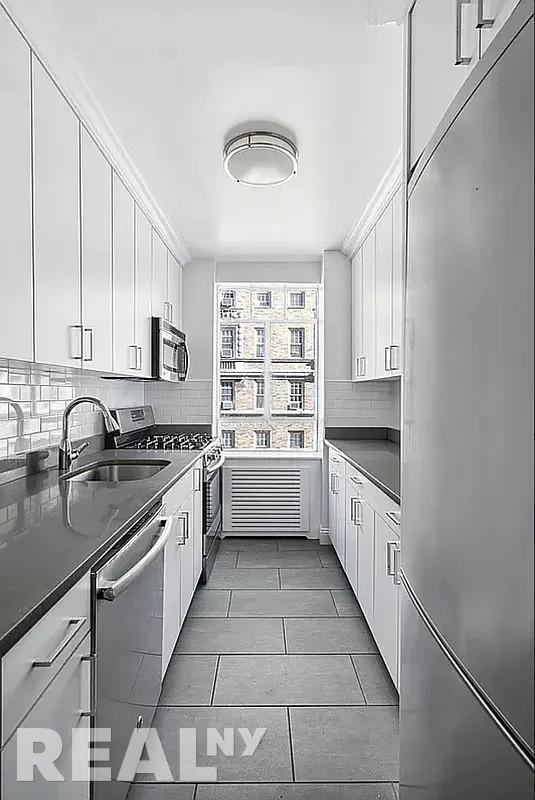 20 5th Ave #3E - Photo 3 of 4