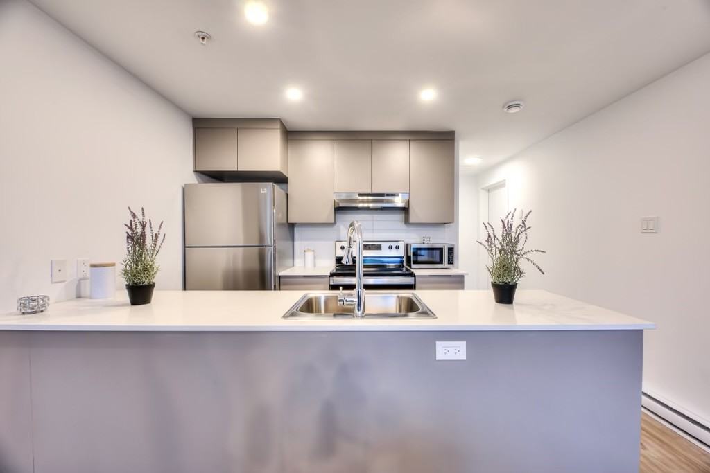 1296 Avenue des Pins Ouest #202 - Photo 7 of 17