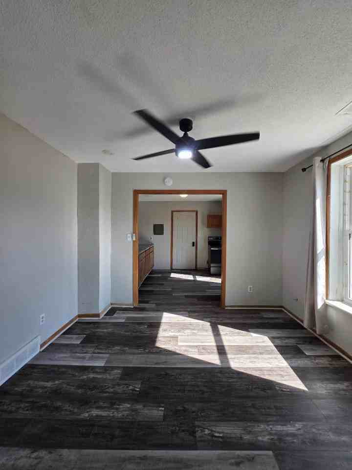 137 4th Avenue Southeast - Photo 3 of 5