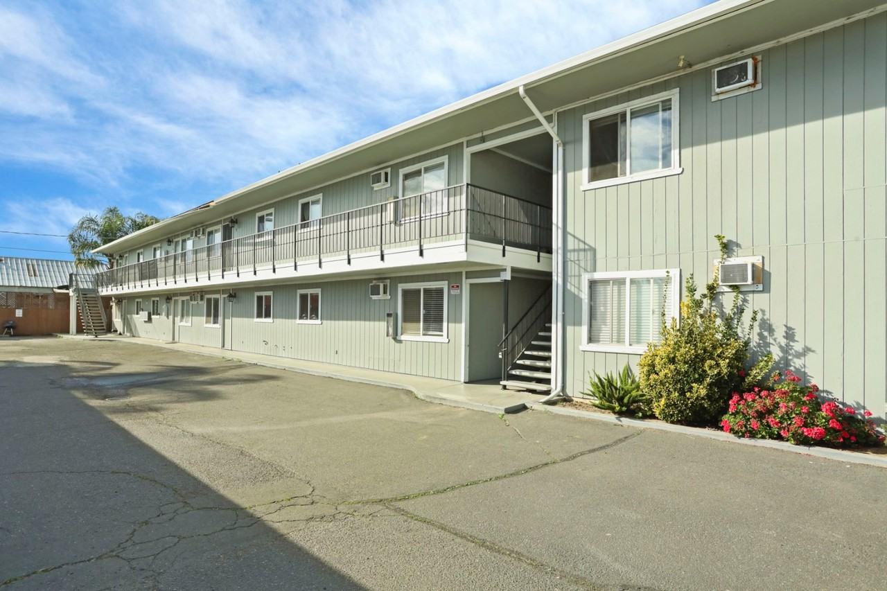 111 North Walnut Avenue - Photo 4 of 10