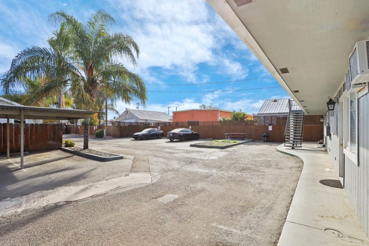 111 North Walnut Avenue - Photo 6 of 10