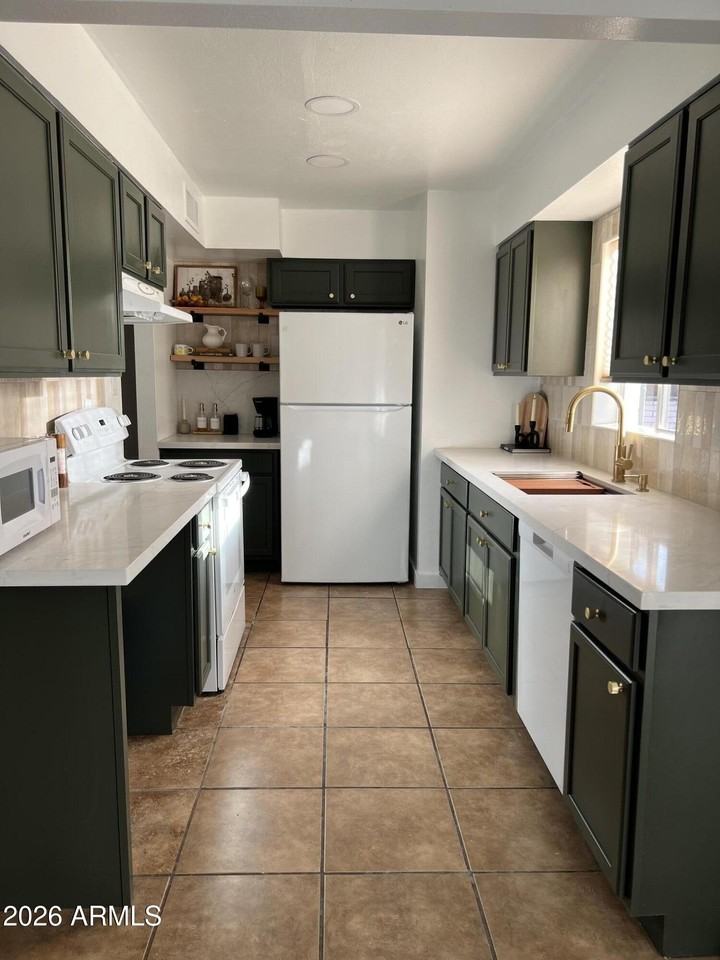 11607 N 21st Ave - Photo 5 of 21