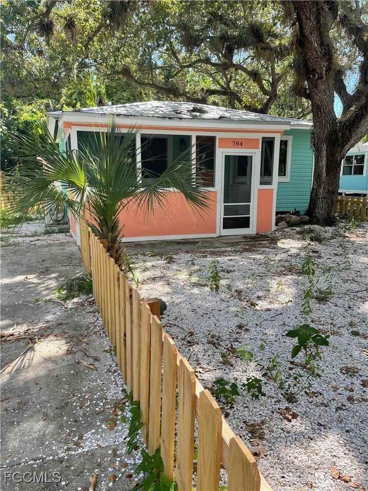 784 Oak St - Photo 2 of 23