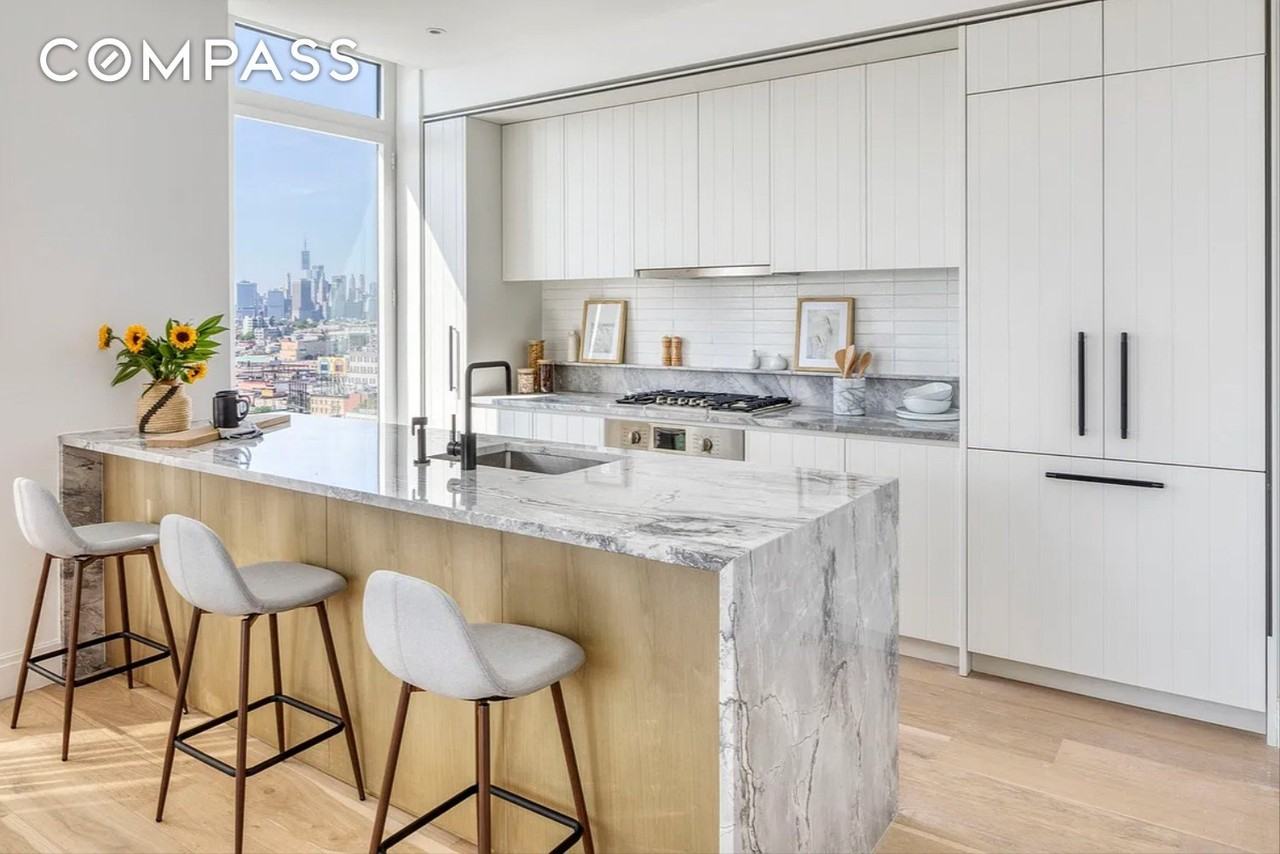 185 18th St #808 - Photo 2 of 15