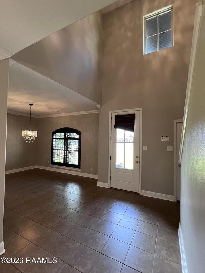 100 Cautillion Dr - Photo 4 of 49