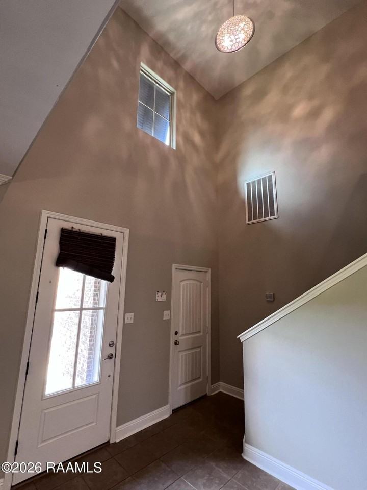 100 Cautillion Dr - Photo 6 of 49