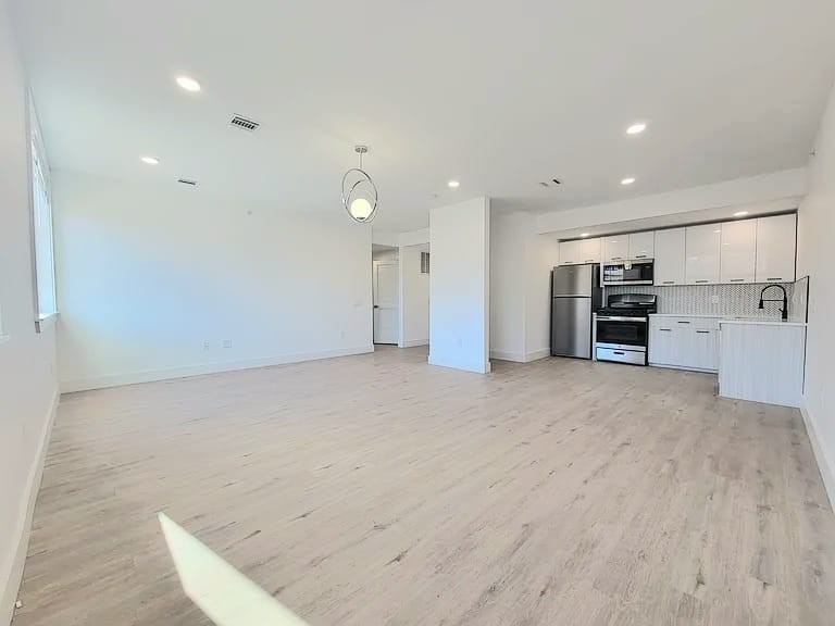 205 Mount Vernon Avenue #203 - Photo 3 of 4