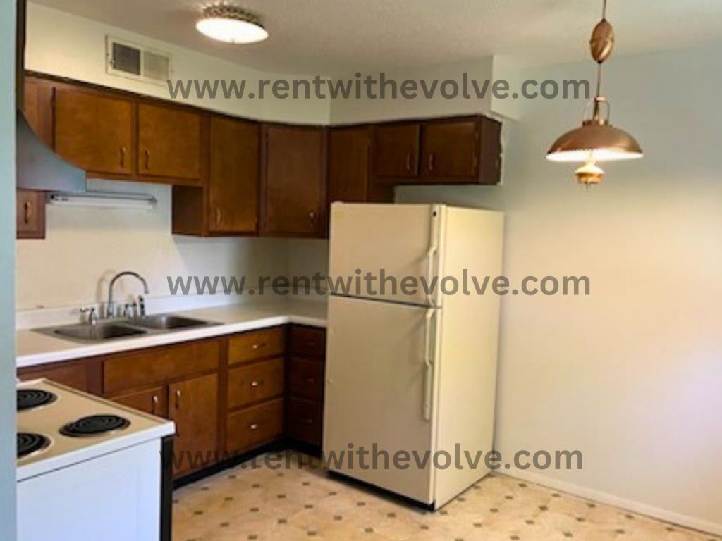 225 S Angle St - Photo 6 of 7