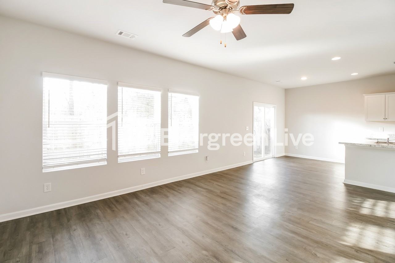 4700 Smithfield Ln - Photo 4 of 15