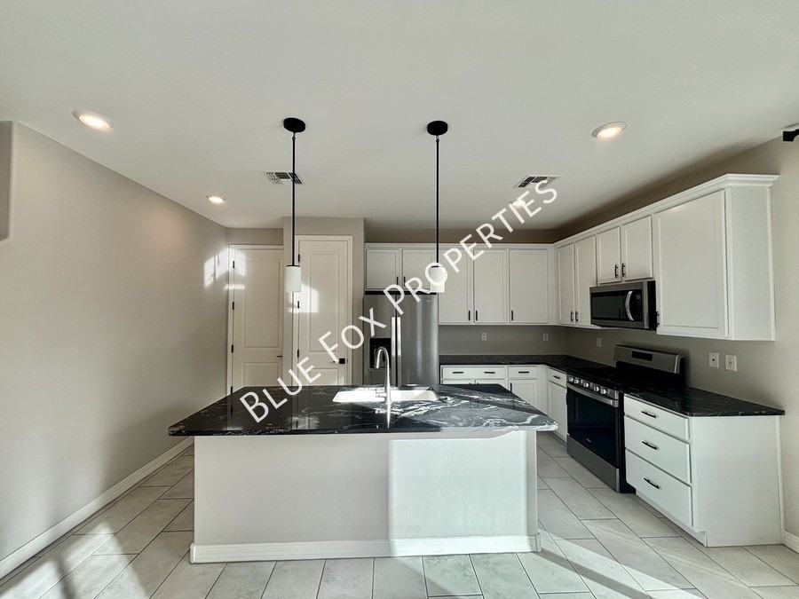 1048 E Descent St - Photo 6 of 23