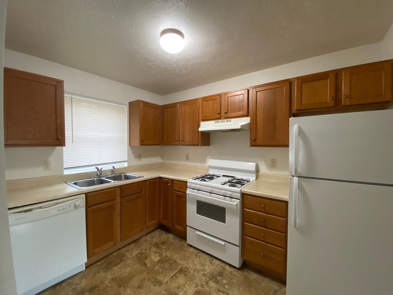 265 Woodridge Court - Photo 7 of 42