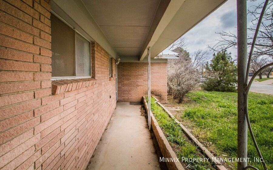 1906 N Pecos St - Photo 4 of 25