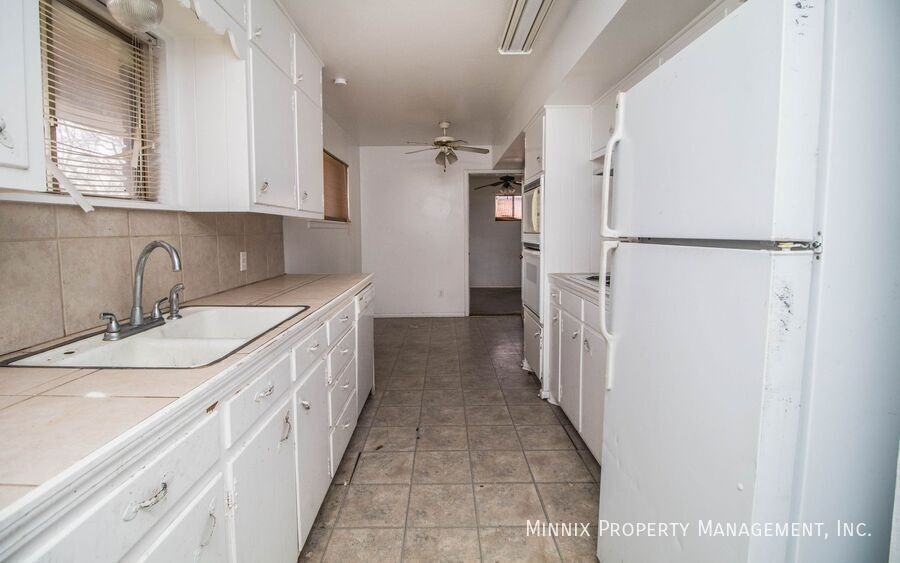 1906 N Pecos St - Photo 7 of 25