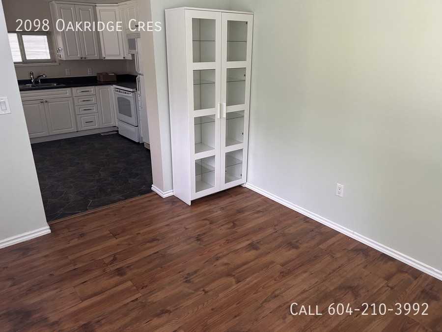 2098 Oakridge Cres - Photo 2 of 9