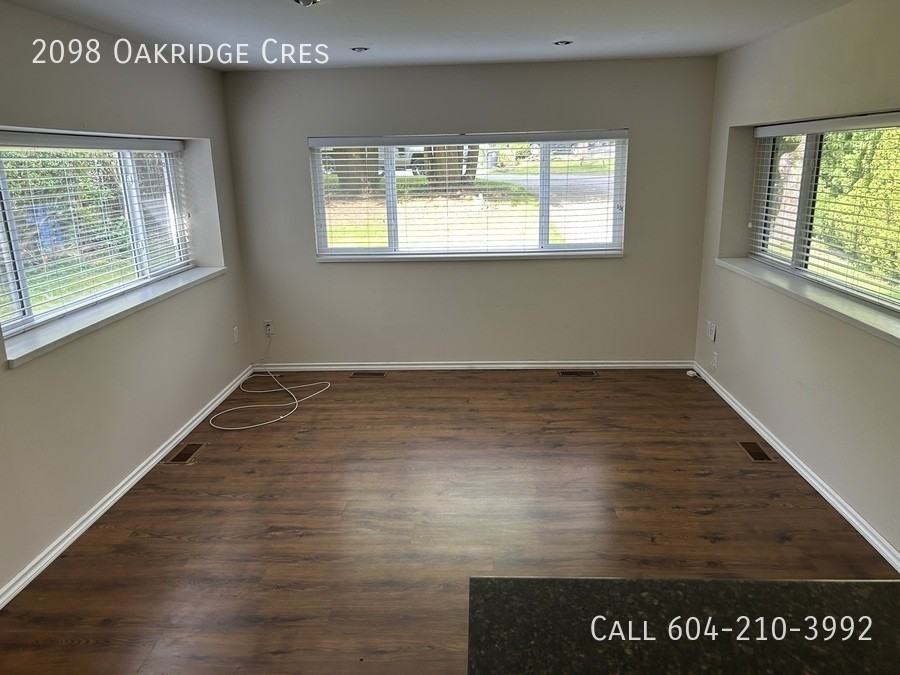 2098 Oakridge Cres - Photo 3 of 9