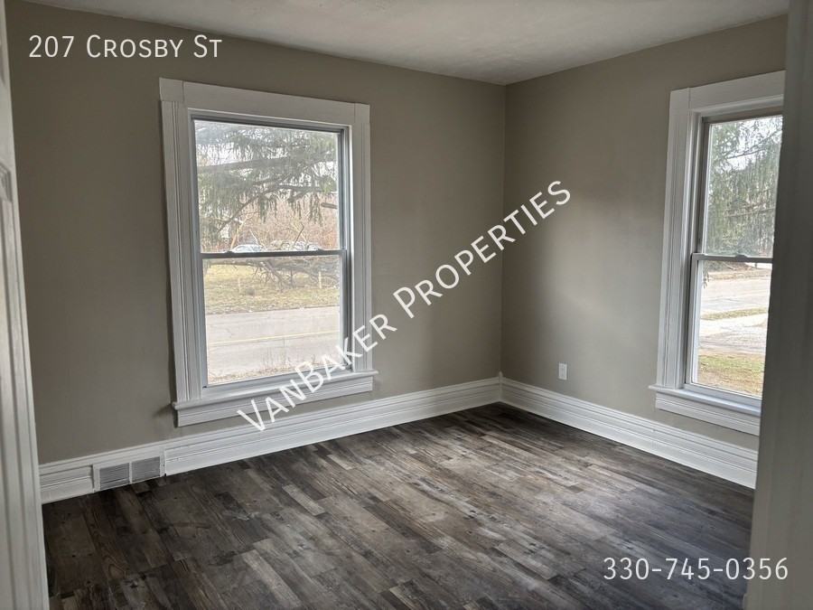 207 Crosby St - Photo 2 of 13