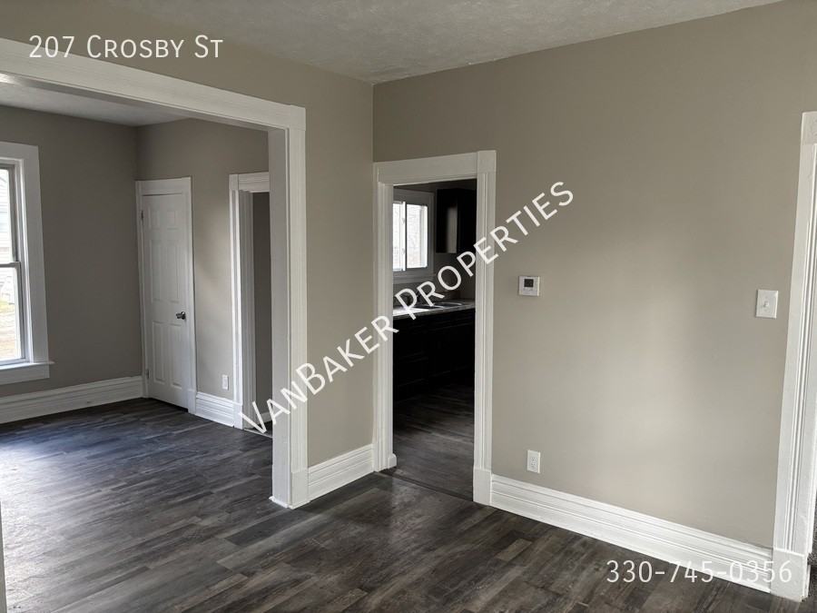 207 Crosby St - Photo 3 of 13