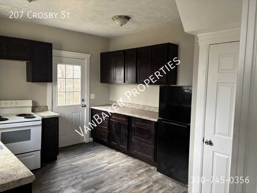 207 Crosby St - Photo 6 of 13