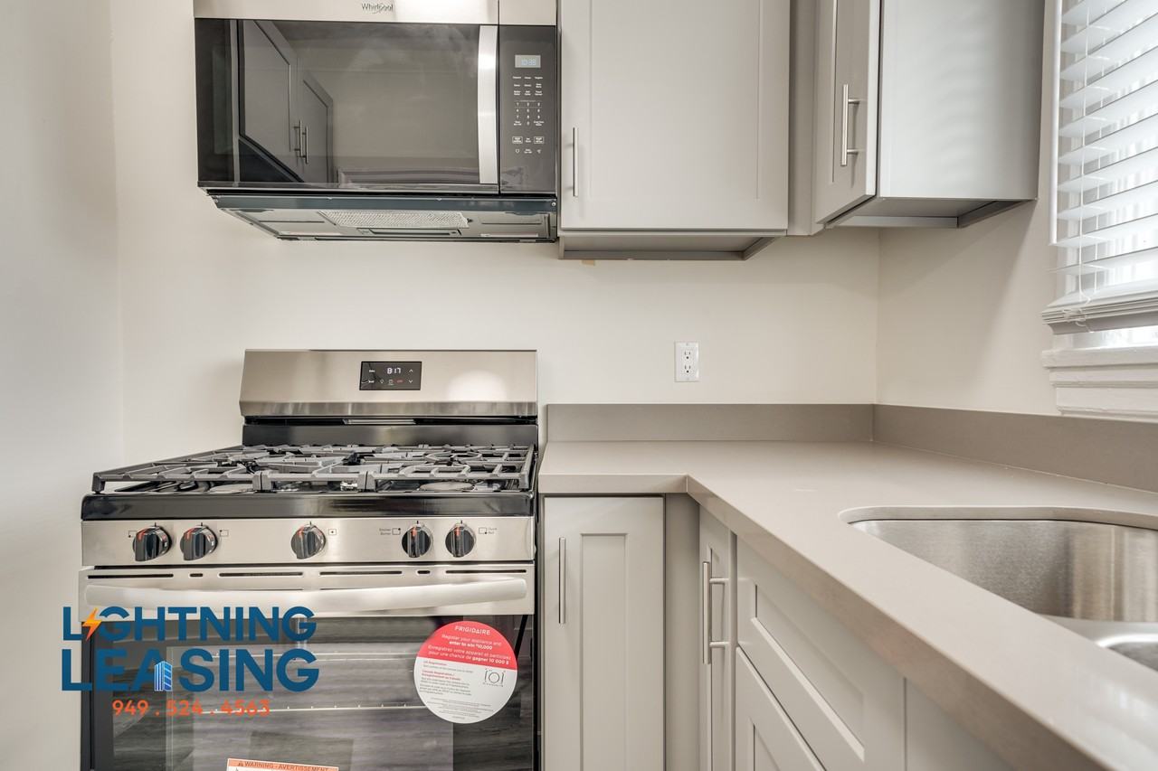 147 1/2 S Normandie Ave #312D - Photo 2 of 12