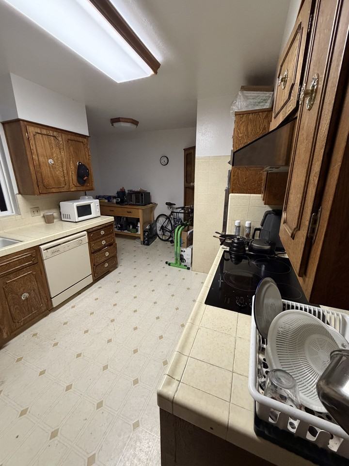 182 Cayuga Ave - Photo 3 of 6