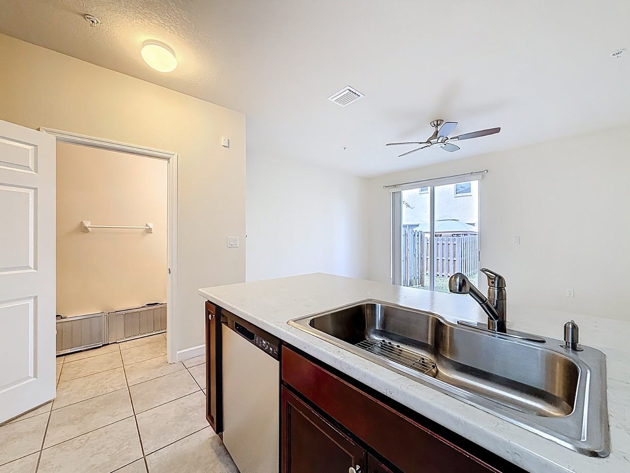 142 Seterrace #12 - Photo 7 of 16