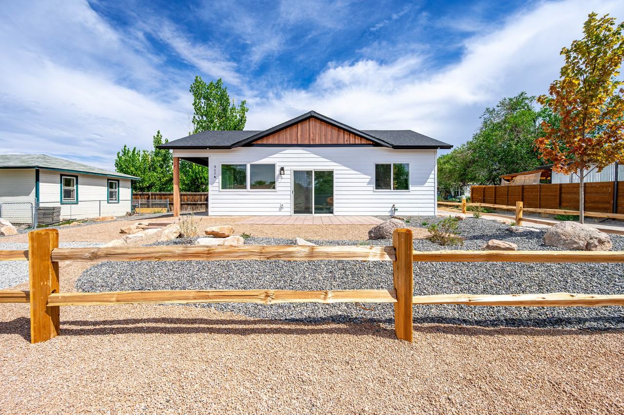 317 W Ouray Ave #B - Photo 3 of 13