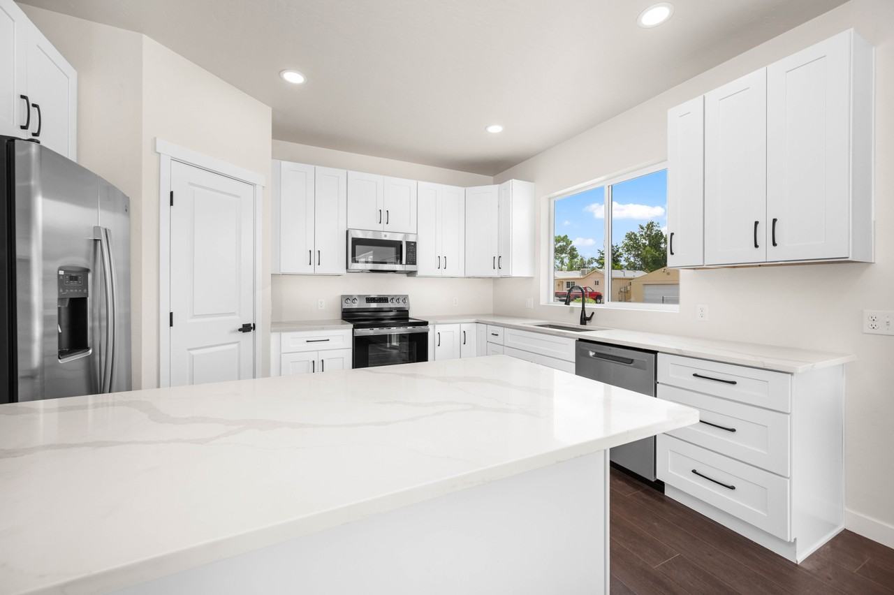 317 W Ouray Ave #B - Photo 5 of 13