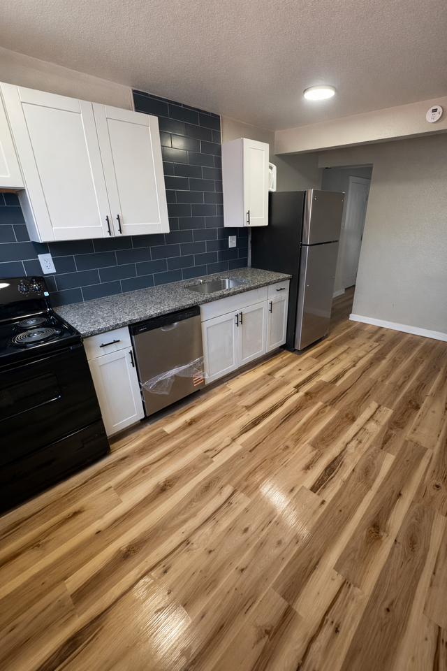 203 University Dr - Photo 2 of 8