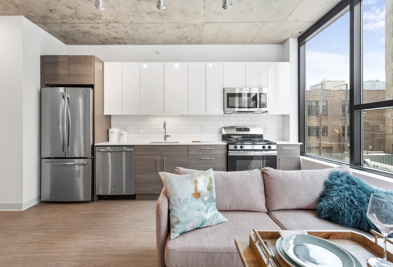 4550 N Sheridan Rd #413 - Photo 2 of 13