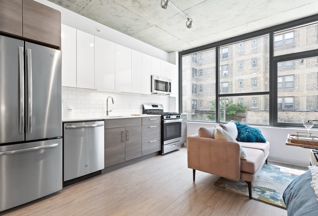 4550 N Sheridan Rd #413 - Photo 4 of 13